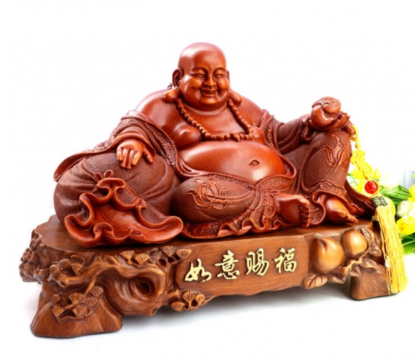 Phật Di Lặc đặt trên bàn thờ ông Địa